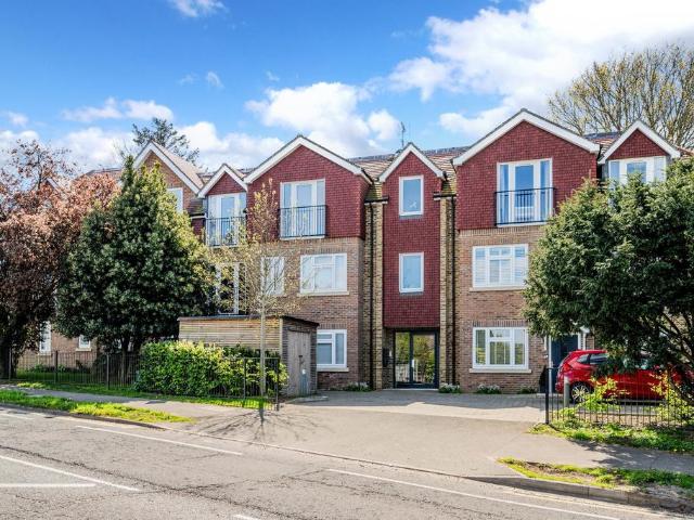 Flat for sale in Hillview, Surrey