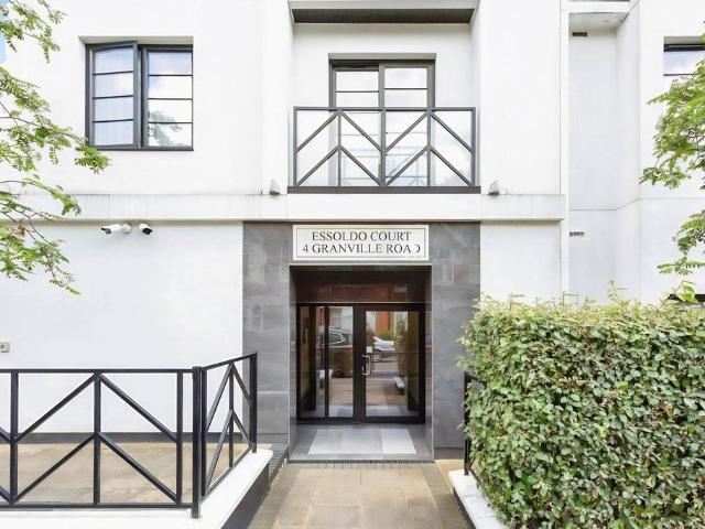 Flat for sale in Watford Heath, North Watford