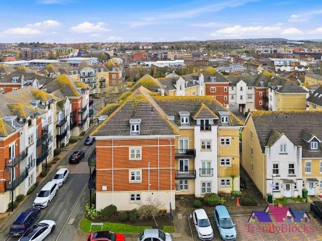 Flat for sale in Monks Orchard, Kent