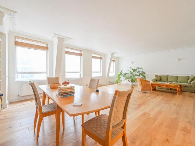 Flat for sale in Aldgate, Lyons