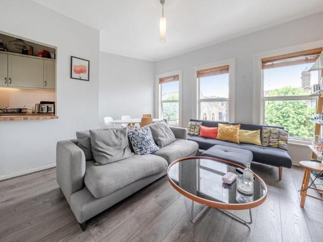 Flat for sale in Clapham Junction, Greater London