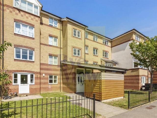 Flat for sale in Totteridge, Buckinghamshire
