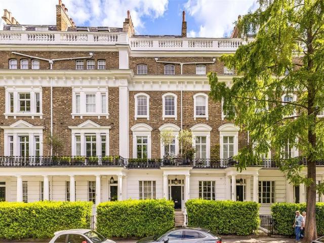 Flat for sale in Brompton, Greater London