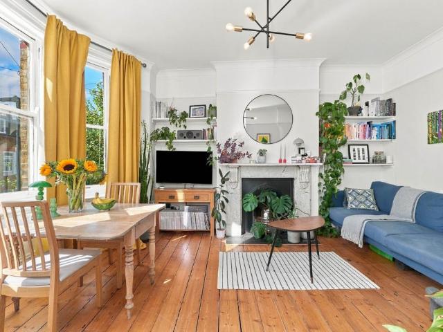 Flat for sale in London Borough of Lambeth, Greater London