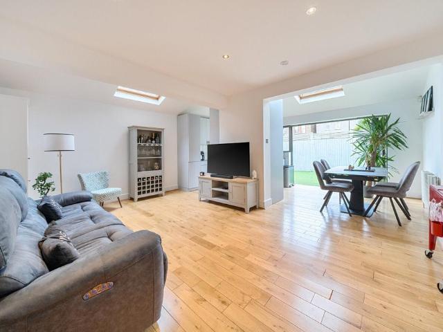 Flat for sale in Balham, Greater London