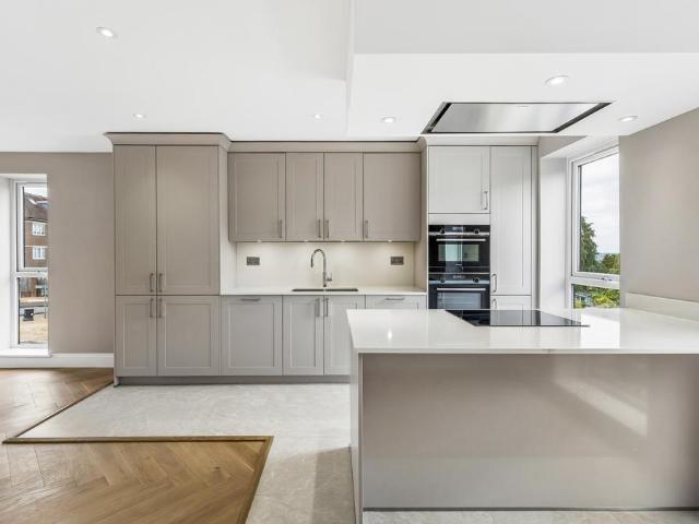 Flat for sale in Bushey, Bushey Heath