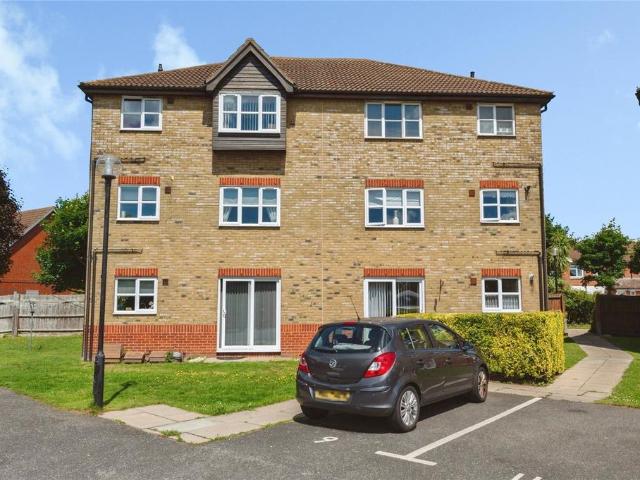 Flat for sale in South Ockendon, Essex