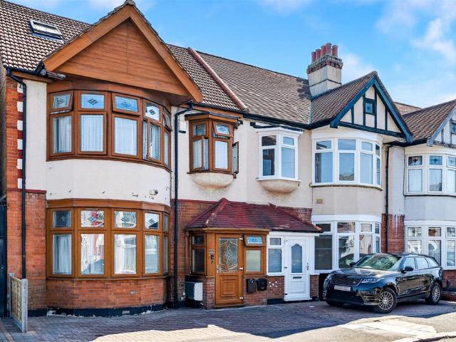 Flat for sale in Seven Kings, Greater London