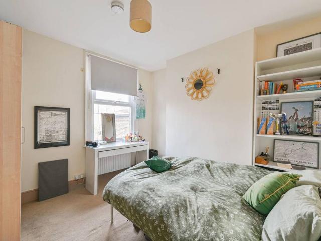 Flat for sale in Summerstown, Greater London