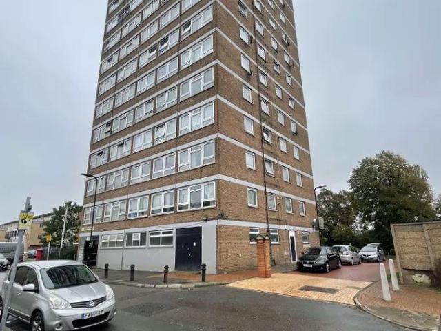 Flat for sale in London Borough of Ealing, Greenford