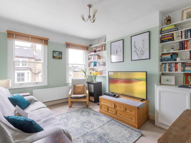 Flat for sale in Clapham Junction, Greater London