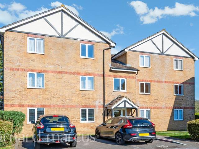 Flat for sale in Hackbridge, Greater London