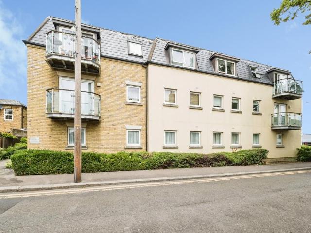 Flat for sale in Woodford Wells, Greater London