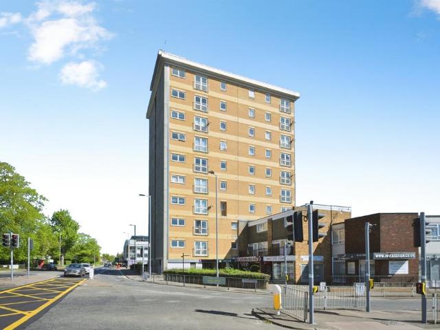 Flat for sale in Broxbourne, Hertfordshire