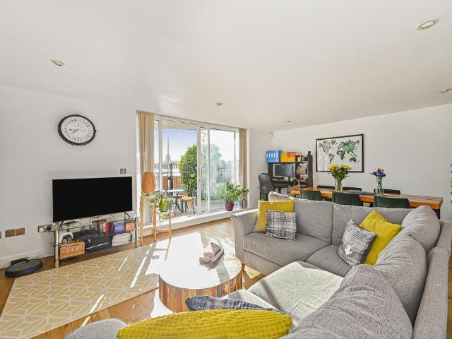 Flat for sale in Isle Of Dogs, Greater London