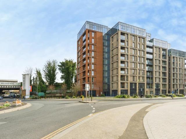 Flat for sale in Red Hill, Surrey