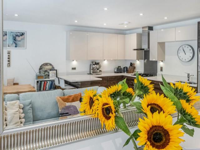 Flat for sale in Stockwell, Greater London