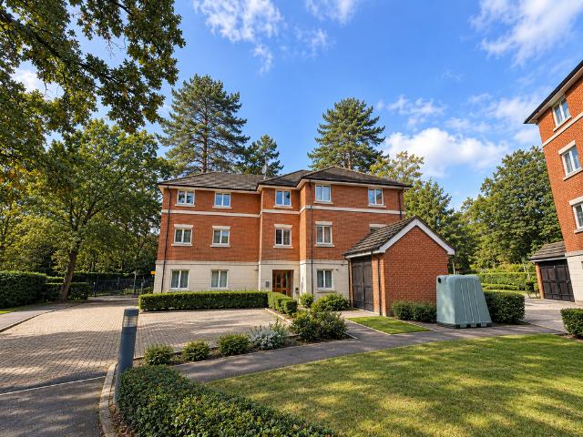 Flat for sale in Glen Eyre, Southampton