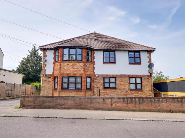 Flat for sale in Alton Barnes, Essex