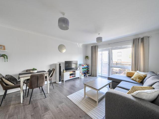 Flat for sale in The Wrythe, Greater London