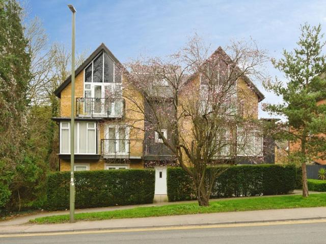 Flat for sale in Hillview, Surrey