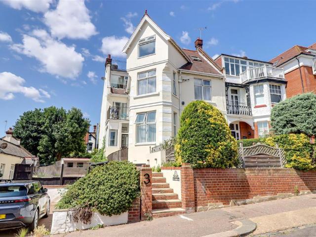 Flat for sale in Alton Barnes, Essex