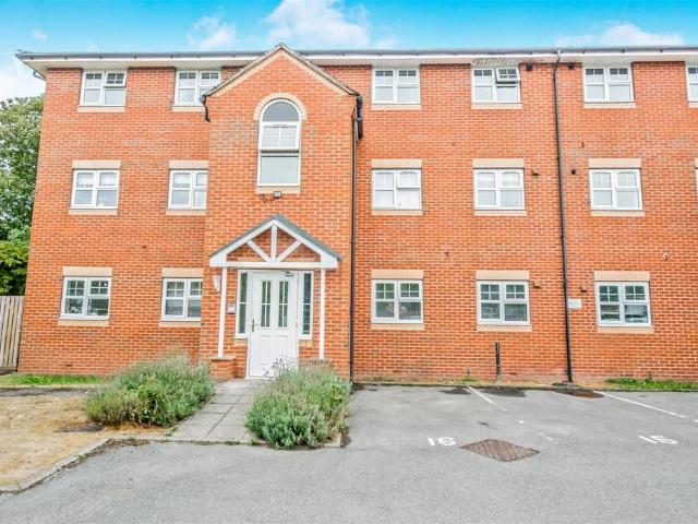 Flat for sale in Farnley, West Yorkshire