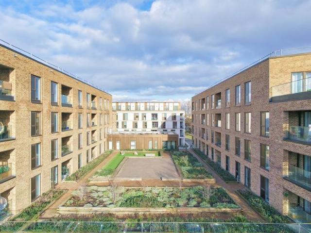 Flat for sale in Walton Court Gardens, Walton-on-Thames