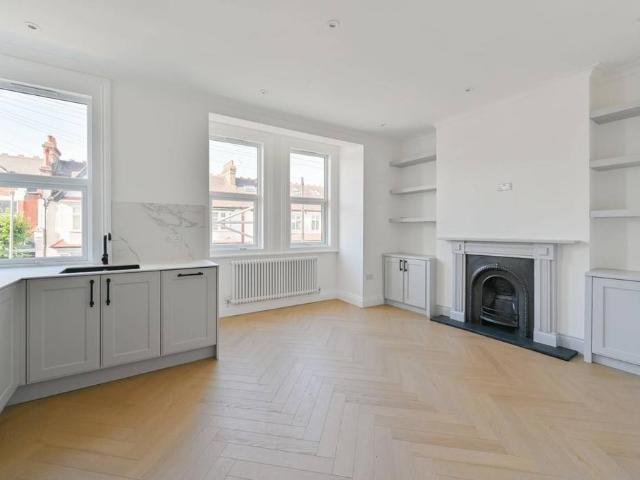 Flat for sale in Furzedown, Greater London