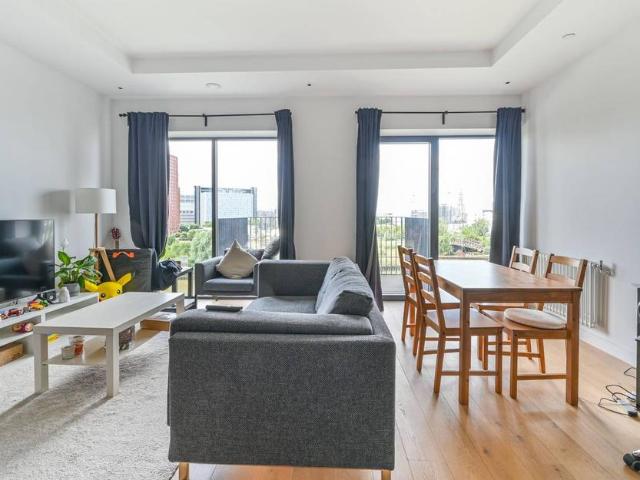 Flat for sale in London City Island, Blackwall