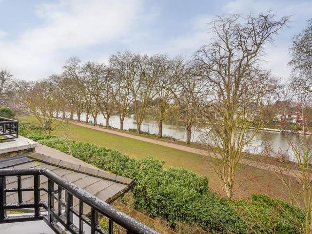 Flat for sale in Norbiton, Greater London