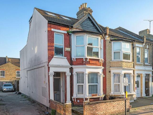 Flat for sale in Furzedown, Greater London