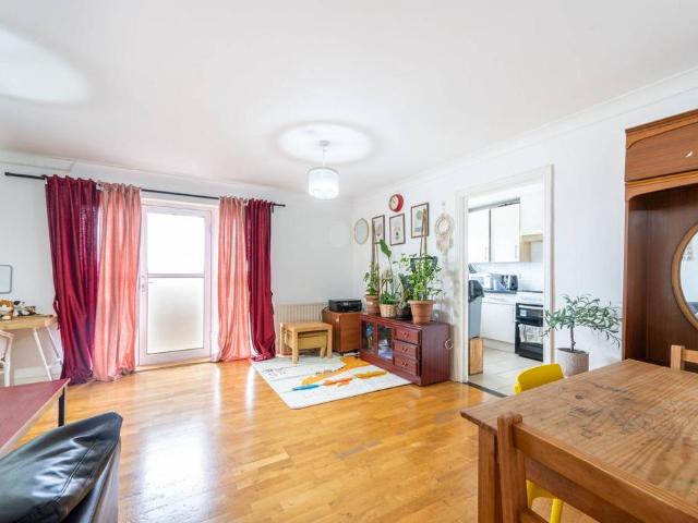 Flat for sale in Harlesden, Greater London