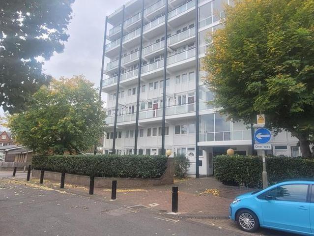 Flat for sale in Furzedown, Greater London