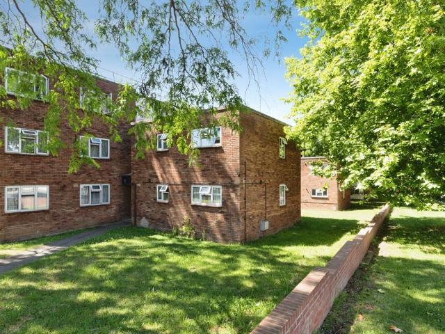 Flat for sale in Hale End, Greater London