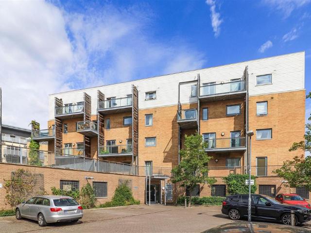Flat for sale in Arbury, Cambridgeshire