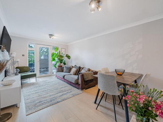 Flat for sale in Friern Barnet, Greater London