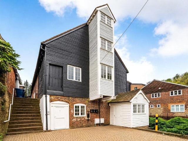 Flat for sale in Holloway Hill, Fole