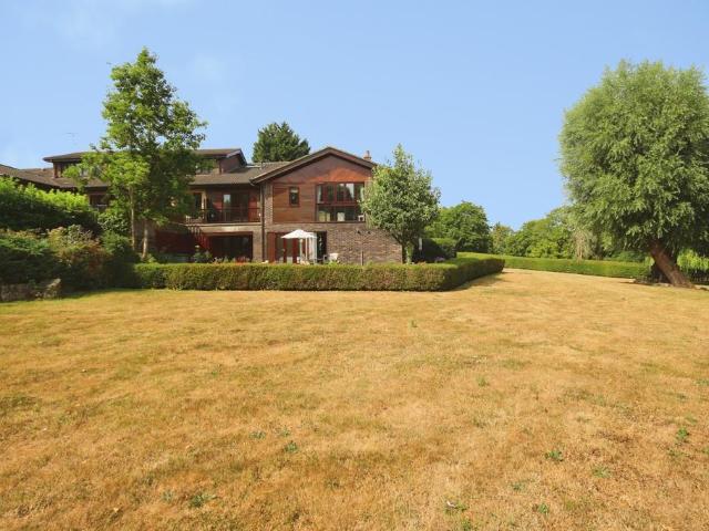 Flat for sale in Green Close, Warwickshire
