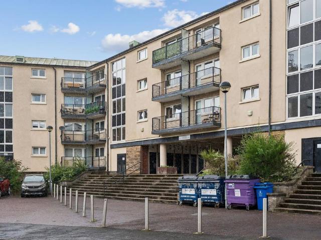 Flat for sale in Calton, Scotland