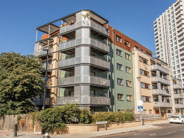 Flat for sale in Bromley-by-Bow, Bow