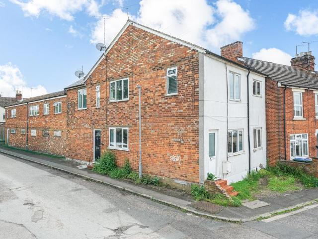 Flat for sale in Victoria Park, Aylesbury