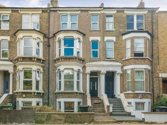 Flat for sale in Clapham, Greater London
