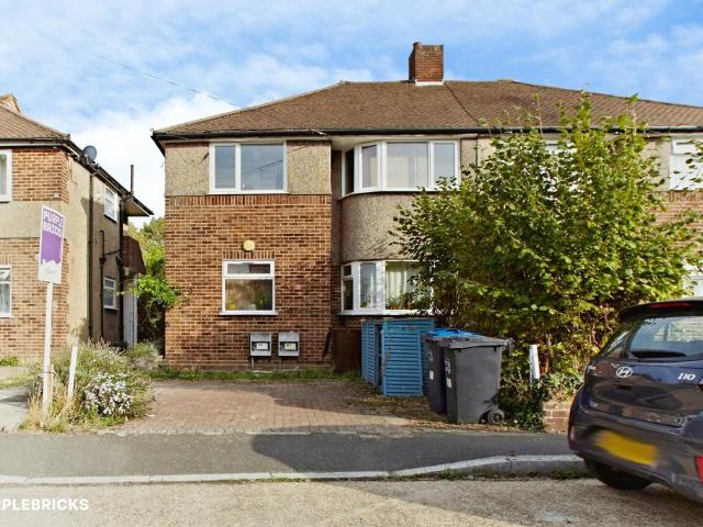 Flat for sale in Lonesome, Greater London