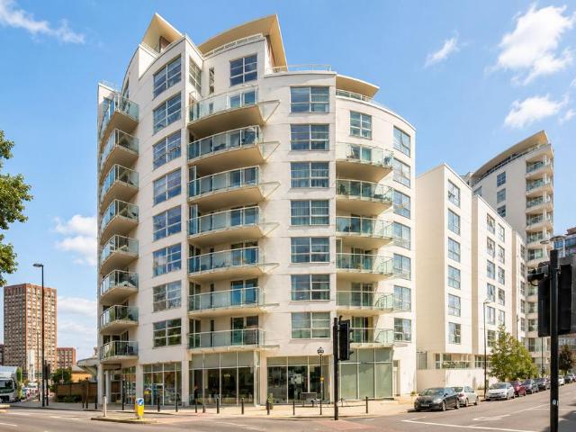 Flat for sale in Greenwich Peninsula, Greater London