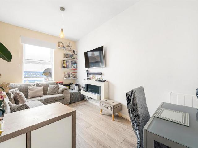 Flat for sale in Penge, Greater London