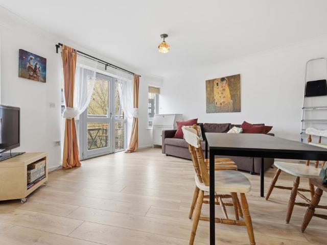 Flat for sale in Poplar Grove, Greater London