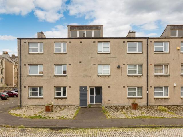Flat for sale in Newhaven, Leith