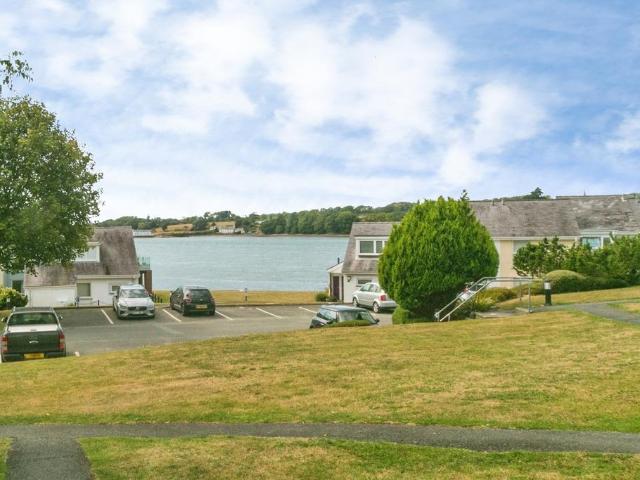 Flat for sale in Y Felinheli, Wales