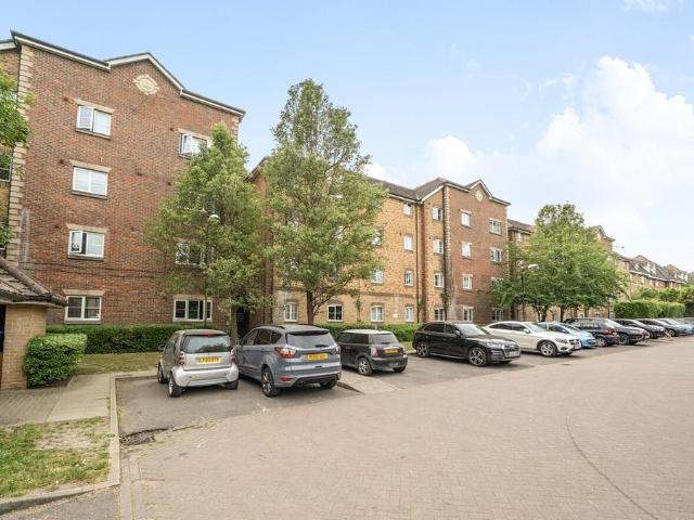 Flat for sale in Purfleet, Essex